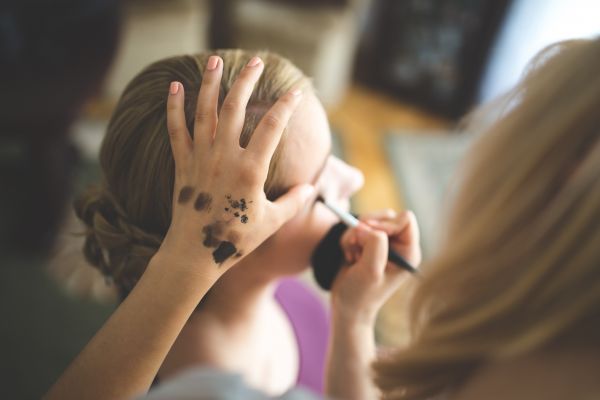 makeup-artist-applying-eyeshadow